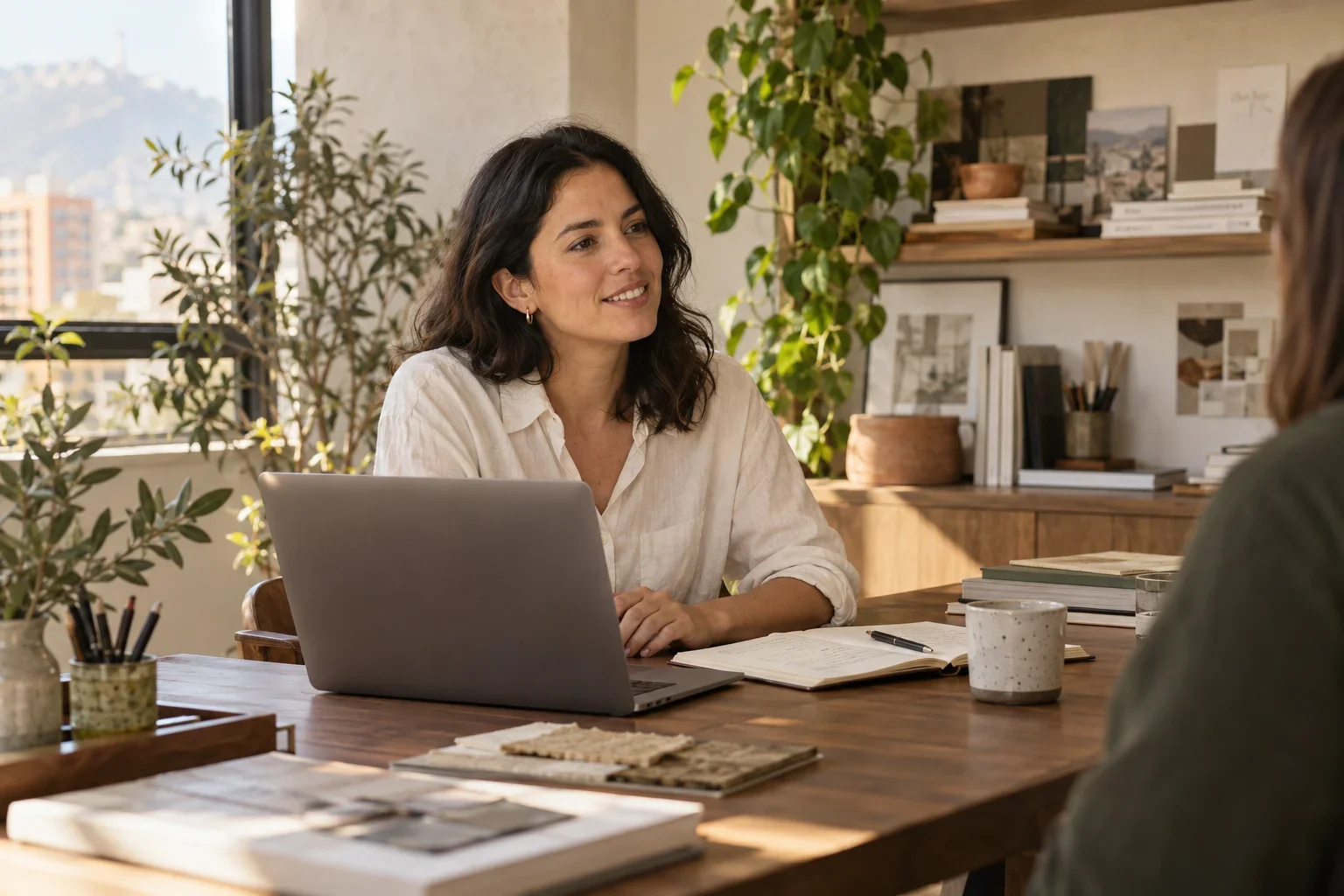 Emprendedora conversando con un cliente en su espacio de trabajo.